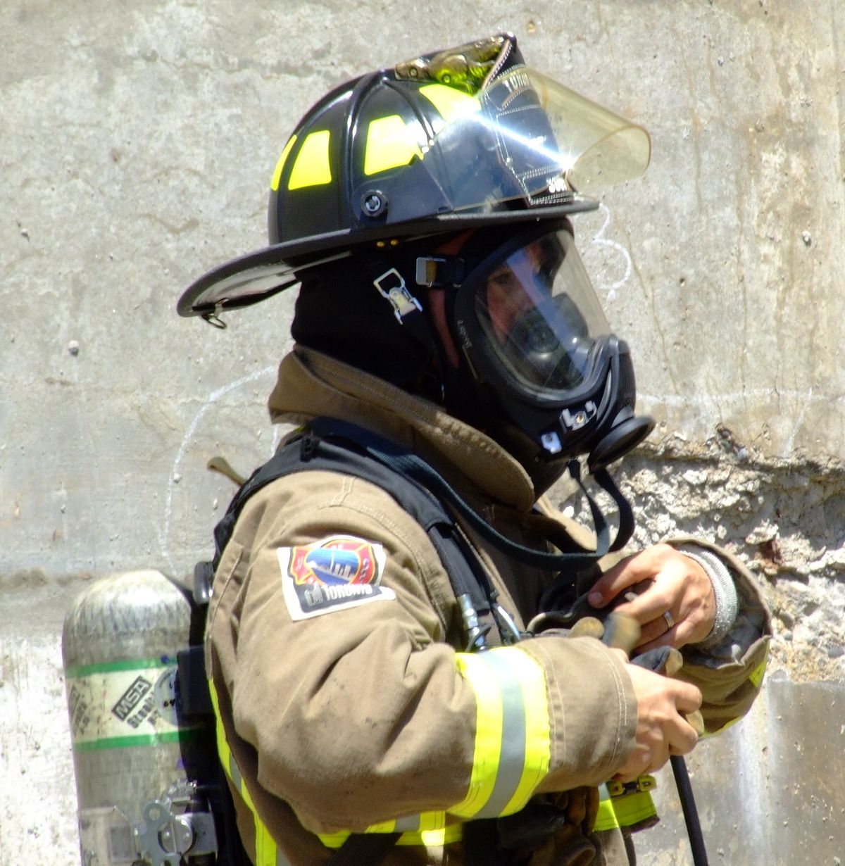 1200px-TFS_SCBA_gear